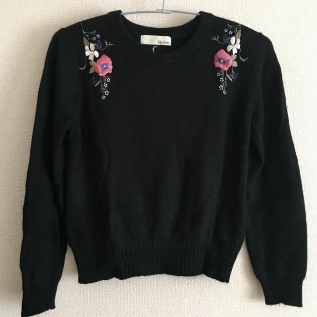 Lily Brown(リリーブラウン)のLilly brown 校閲ガール刺繍ニット レディースのトップス(ニット/セーター)の商品写真