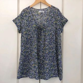 ナチュラルランドリー(NATURAL LAUNDRY)の美品！NATURAL LAUNDRY 花柄 ブラウス(2)(シャツ/ブラウス(半袖/袖なし))