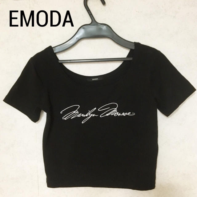 EMODA(エモダ)のEMODA／ショート丈ロゴTシャツ レディースのトップス(Tシャツ(半袖/袖なし))の商品写真