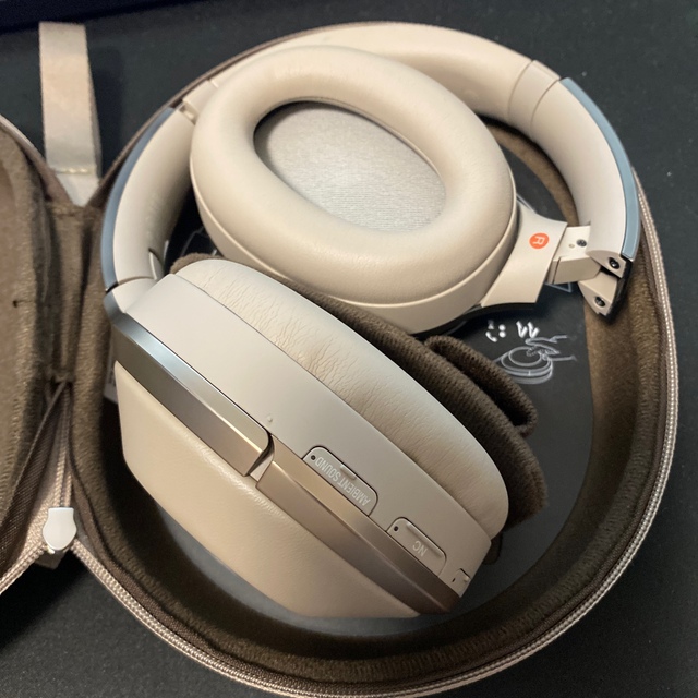 SONY(ソニー)のノイズキャンセリングワイヤレスベットセット　MDR-1000X スマホ/家電/カメラのオーディオ機器(ヘッドフォン/イヤフォン)の商品写真