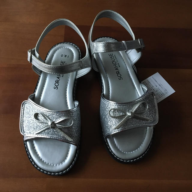 キラキラ サンダル18cm シルバー キッズ/ベビー/マタニティのキッズ靴/シューズ(15cm~)(サンダル)の商品写真