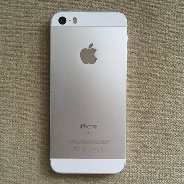 iPhone SE Silver 32 GB SIMフリースマートフォン本体