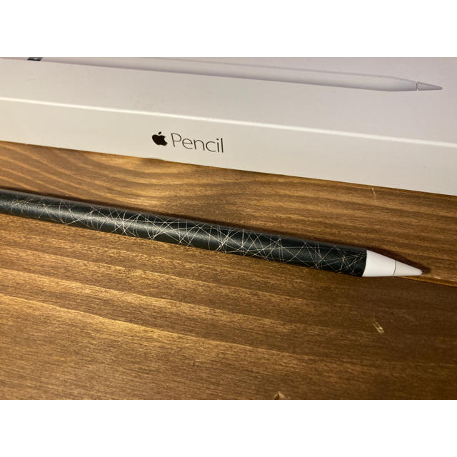 iPad(アイパッド)のApple Pencil 第一世代 スキンシール付き スマホ/家電/カメラのPC/タブレット(PC周辺機器)の商品写真
