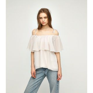 マウジー(moussy)のMOUSSY フリルシースルーシフォンオフショルトップス裏地付き IVO  F(カットソー(半袖/袖なし))