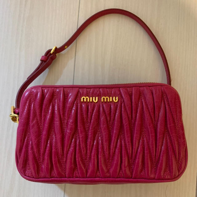 miumiuマトラッセ美品バッグ