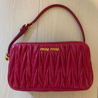 ミュウミュウ(miumiu)のMiu miu * ミュウミュウ * マトラッセ ミニ 美品(クラッチバッグ)