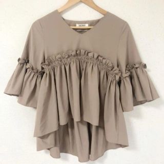 ザラ(ZARA)のフリルが可愛い(๑˃̵ᴗ˂̵)✨‼️アースカラー❤️後ろ長めで着やすいブラウス(シャツ/ブラウス(半袖/袖なし))