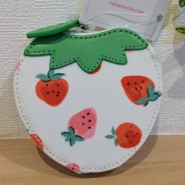 Cath Kidston(キャスキッドソン)の☆新品☆ Cath Kidston 苺 コインケース レディースのファッション小物(コインケース)の商品写真