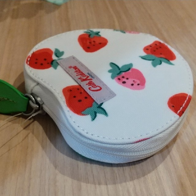 Cath Kidston(キャスキッドソン)の☆新品☆ Cath Kidston 苺 コインケース レディースのファッション小物(コインケース)の商品写真