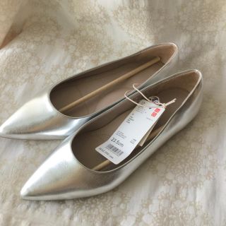 ユニクロ(UNIQLO)の新品♡ユニクロ ポインテッドフラットシューズ パンプス シルバー23.5㎝(ハイヒール/パンプス)