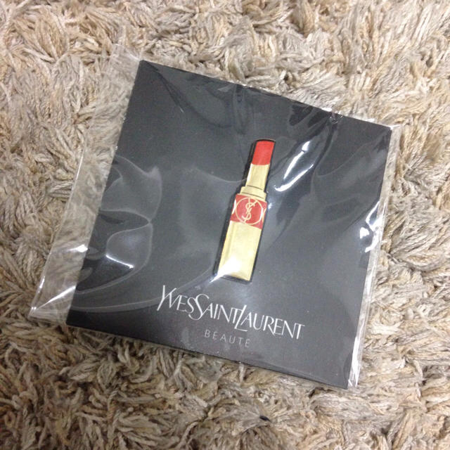 Yves Saint Laurent Beaute(イヴサンローランボーテ)のイヴサンローラン ピンバッジ  非売品 レディースのアクセサリー(ブローチ/コサージュ)の商品写真