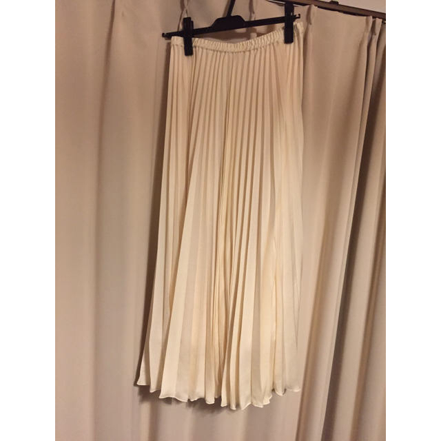 Ungrid(アングリッド)のアングリッド/サテンマキシスカート/白 レディースのスカート(ロングスカート)の商品写真