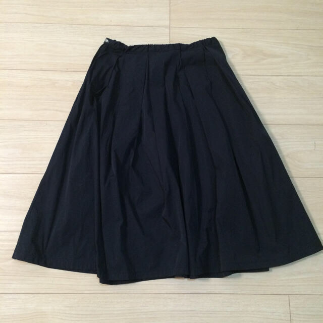 URBAN RESEARCH(アーバンリサーチ)のアーバンリサーチドアーズ 黒スカート レディースのスカート(ひざ丈スカート)の商品写真