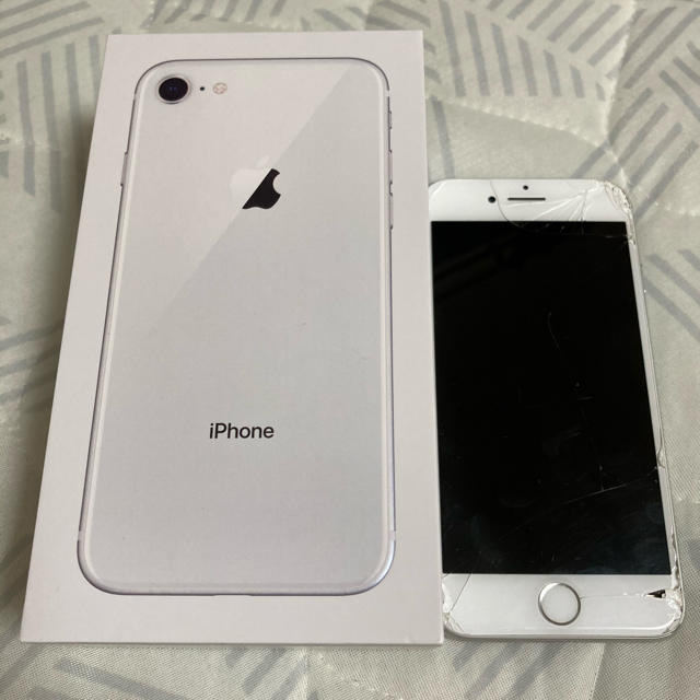 Apple(アップル)の★iPhone8 Silver 64GB Softbank【SIM解除済】★ スマホ/家電/カメラのスマートフォン/携帯電話(スマートフォン本体)の商品写真