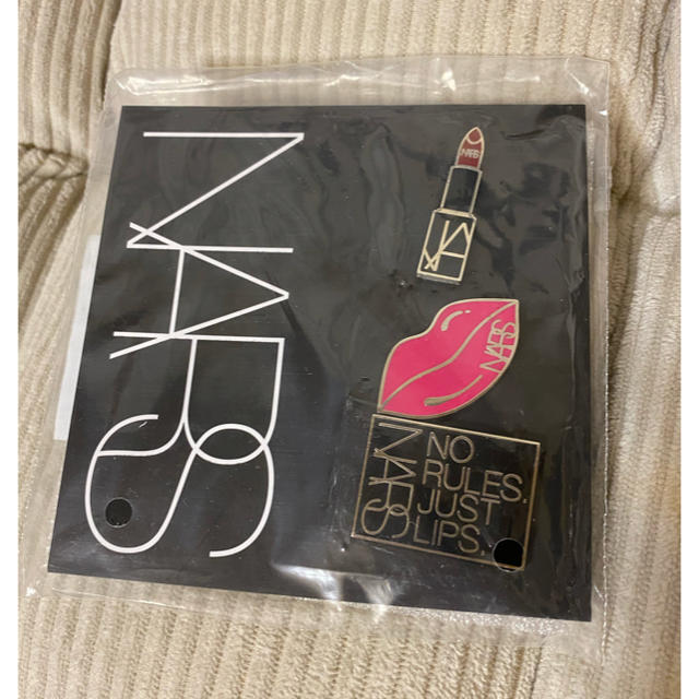 NARS(ナーズジャパン)の【NARS】ピンバッジ エンタメ/ホビーのアニメグッズ(バッジ/ピンバッジ)の商品写真