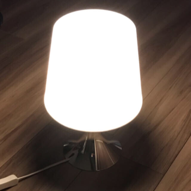 IKEA(イケア)のIKEA テーブルランプ　ホワイト&シルバー　(LED電球1個付き) インテリア/住まい/日用品のライト/照明/LED(テーブルスタンド)の商品写真