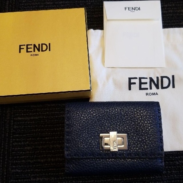 最終値下げ【美品】FENDI　セレリア　ピーカーブ－　折り財布