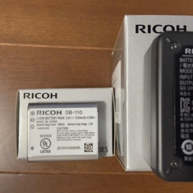 RICOH(リコー)のosakana様　RICOH リコー バッテリー&チャージャー  スマホ/家電/カメラのスマートフォン/携帯電話(バッテリー/充電器)の商品写真