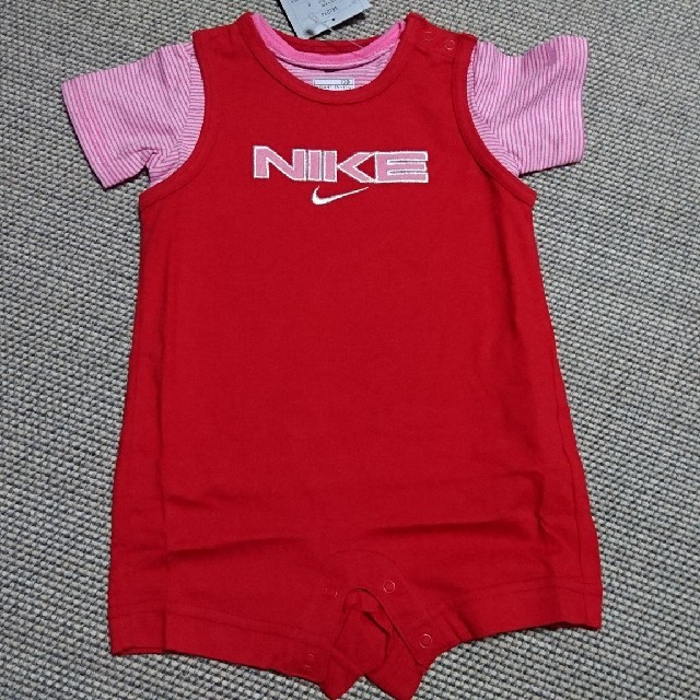 NIKE(ナイキ)のNIKE ナイキ ロンパース Tｼｬﾂ 赤 ピンク 70 キッズ/ベビー/マタニティのベビー服(~85cm)(ロンパース)の商品写真