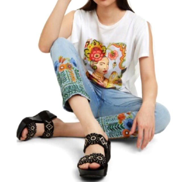 新品✨定価15900円　デシグアル　刺繍が華やかなジーンズ　大幅お値下げ‼️80ヒップ
