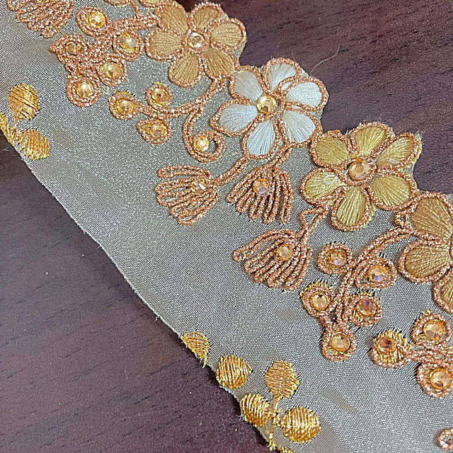 インド刺繍リボン 花 金 白 ゴールド スカラップレース アンティーク レトロの通販 by byuri 5点で1000円引き｜ラクマ