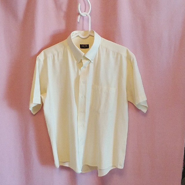 ビジネスシャツ　半袖　淡い黄色　ボタンダウン メンズのトップス(シャツ)の商品写真