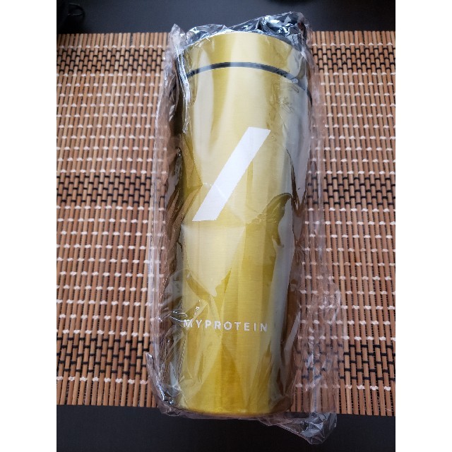 MYPROTEIN(マイプロテイン)の新品　マイプロテイン　ゴールドシェイカー　No.2 スポーツ/アウトドアのトレーニング/エクササイズ(トレーニング用品)の商品写真