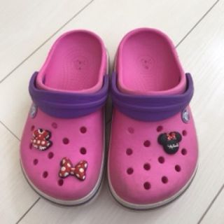 クロックス(crocs)の【値下げ】クロックス キッズ サンダル　ピンクJ1 チャーム付き(サンダル)