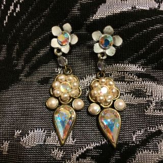 レネレイド(Les Nereides)の箱付Michal Negrin ミハエルネグリン ピアス/ホワイト&オーロラ(ピアス)