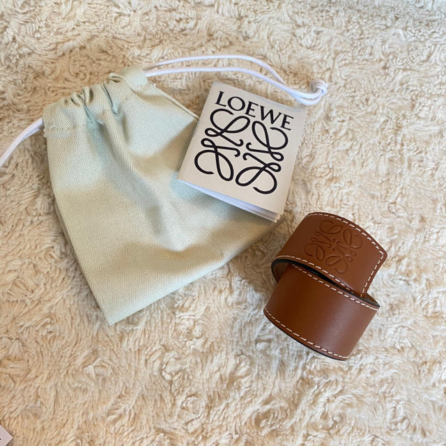 LOEWE(ロエベ)の【Diem 様専用】LOEWE ロエベ スラップレザーブレスレット タン レディースのアクセサリー(ブレスレット/バングル)の商品写真