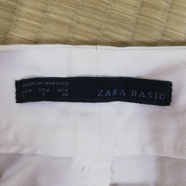 ZARA(ザラ)のZARA BASIC レディースショートパンツ 白 USA Sサイズ レディースのパンツ(ショートパンツ)の商品写真