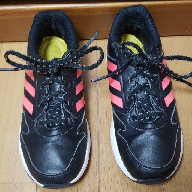 adidas(アディダス)のadidasスニーカー 21.5センチ キッズ/ベビー/マタニティのキッズ靴/シューズ(15cm~)(スニーカー)の商品写真