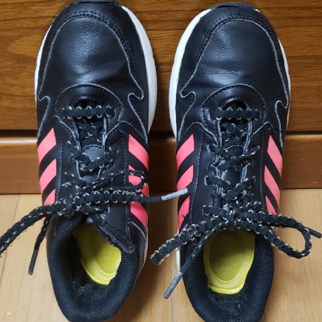 adidas(アディダス)のadidasスニーカー 21.5センチ キッズ/ベビー/マタニティのキッズ靴/シューズ(15cm~)(スニーカー)の商品写真