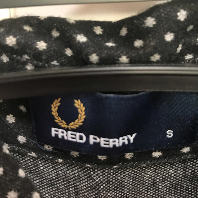 FRED PERRY(フレッドペリー)のフレッドペリー Sサイズ ドット柄 メンズ メンズのトップス(シャツ)の商品写真