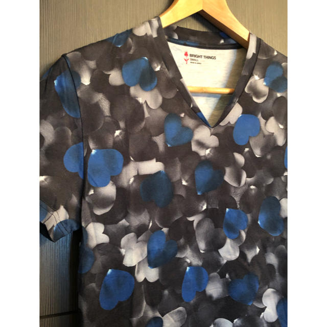 1piu1uguale3(ウノピゥウノウグァーレトレ)のブライトシングス 迷彩VネックTシャツ　BRIGHT THINGS メンズのトップス(Tシャツ/カットソー(半袖/袖なし))の商品写真