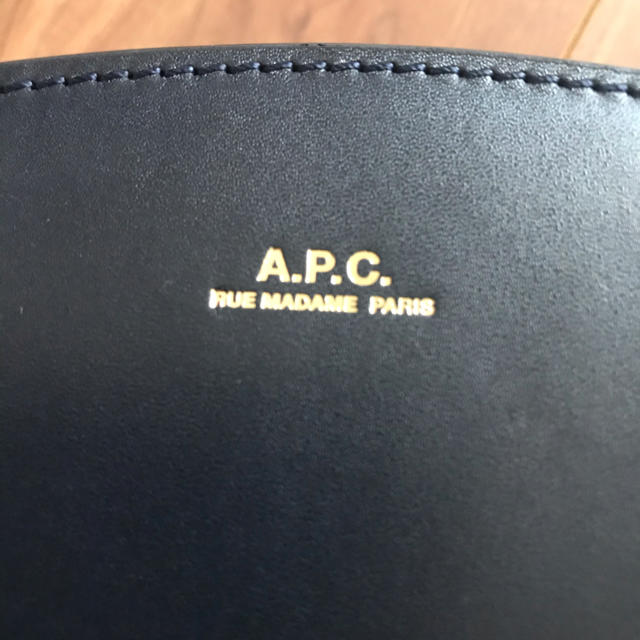 A.P.C(アーペーセー)のA.P.Cハーフムーン レディースのバッグ(ショルダーバッグ)の商品写真
