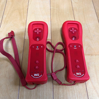 ウィー(Wii)のwii リモコンプラス　赤　二本セット(家庭用ゲーム機本体)