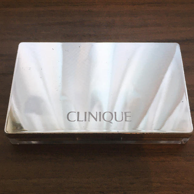 CLINIQUE(クリニーク)のクリニーク　ファンデーション　シルバーコンパクトケース コスメ/美容のベースメイク/化粧品(ファンデーション)の商品写真