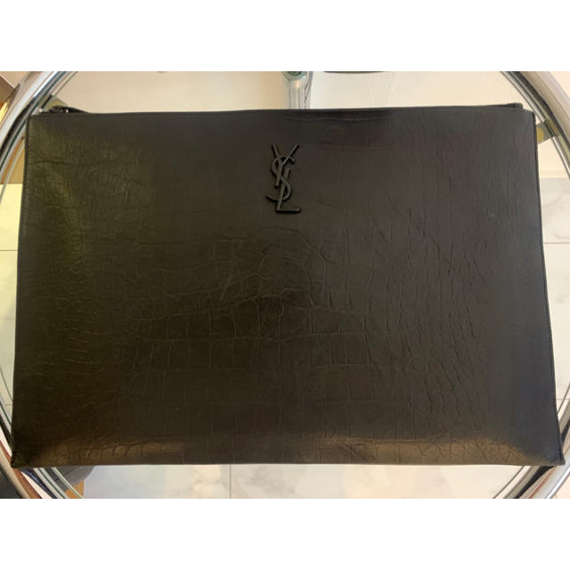 Saint Laurent(サンローラン)のサンローランパリ　型押しレザークラッチバッグ　ブラック メンズのバッグ(セカンドバッグ/クラッチバッグ)の商品写真