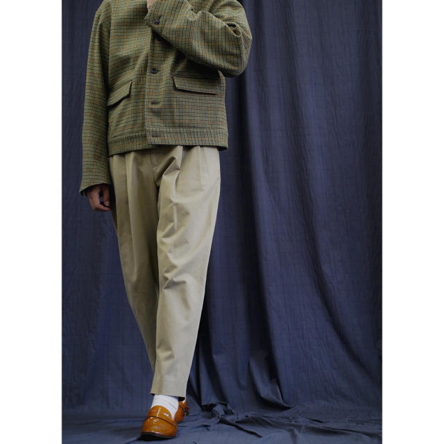 COMOLI(コモリ)のURU COTTON 2TUCK PANTS/Beige メンズのパンツ(スラックス)の商品写真