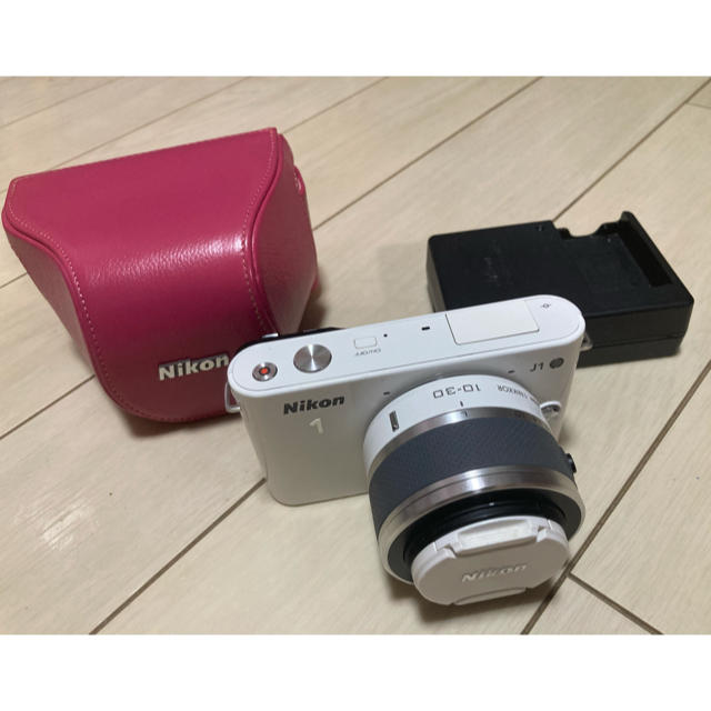 Nikon J1 zoom lens Kit ホワイト（カメラケース付き）