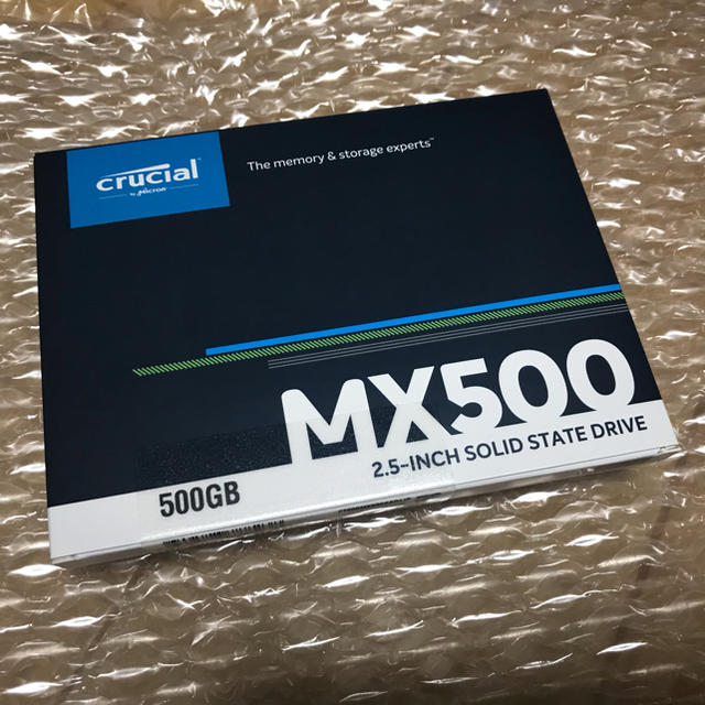 【新品】Crucial SSD 500GB CT500MX500SSD1JP スマホ/家電/カメラのPC/タブレット(PCパーツ)の商品写真