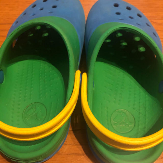 crocs(クロックス)のpeacetamago様 キッズ/ベビー/マタニティのキッズ靴/シューズ(15cm~)(サンダル)の商品写真