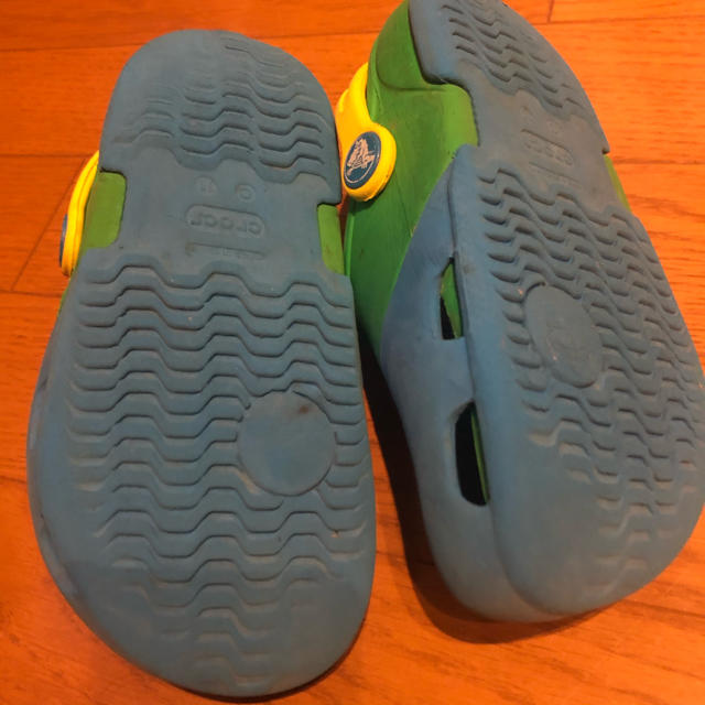 crocs(クロックス)のpeacetamago様 キッズ/ベビー/マタニティのキッズ靴/シューズ(15cm~)(サンダル)の商品写真