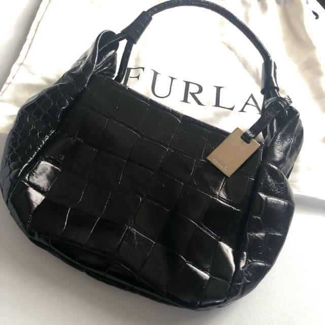 Furla(フルラ)のFURLAクロコ型押しミニバッグ黒パーティーバッグロゴチャーム付きエナメルフルラ レディースのバッグ(ハンドバッグ)の商品写真