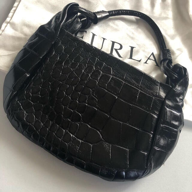 Furla(フルラ)のFURLAクロコ型押しミニバッグ黒パーティーバッグロゴチャーム付きエナメルフルラ レディースのバッグ(ハンドバッグ)の商品写真