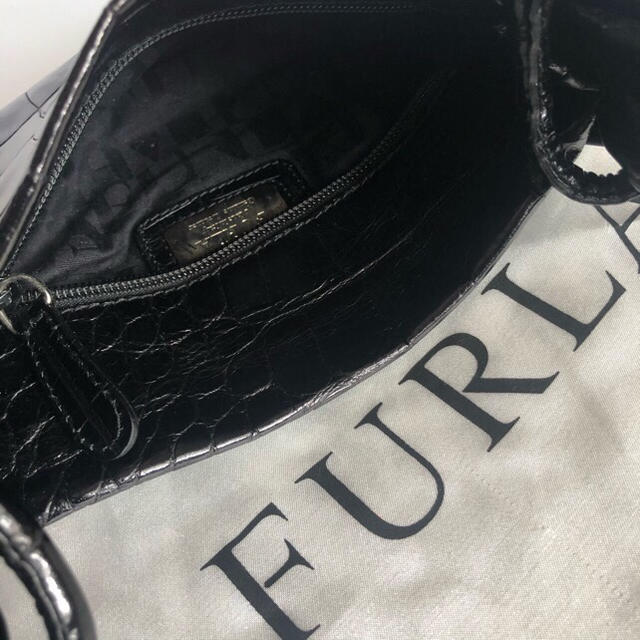 Furla(フルラ)のFURLAクロコ型押しミニバッグ黒パーティーバッグロゴチャーム付きエナメルフルラ レディースのバッグ(ハンドバッグ)の商品写真