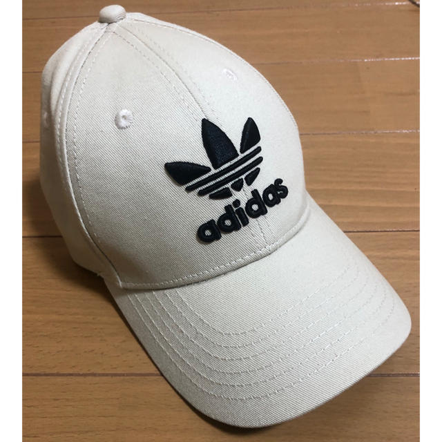 adidas(アディダス)の«本日限定価格»★adidas originals キャップ ベージュ ★ メンズの帽子(キャップ)の商品写真