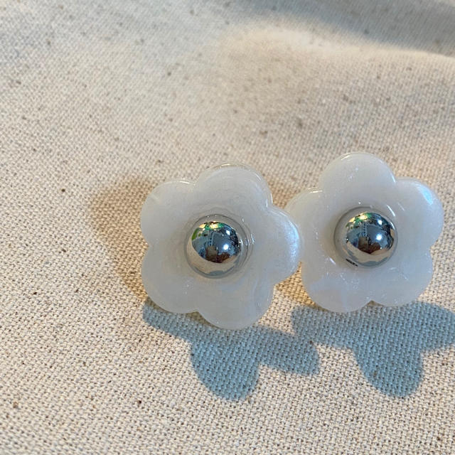 white flower  pierce or earring ハンドメイドのアクセサリー(ピアス)の商品写真