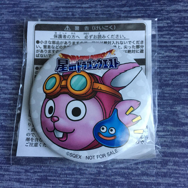 SQUARE ENIX(スクウェアエニックス)の【非売品】星のドラゴンクエスト　夏セット(うちわ&クールタオル)缶バッジ付き エンタメ/ホビーのおもちゃ/ぬいぐるみ(キャラクターグッズ)の商品写真